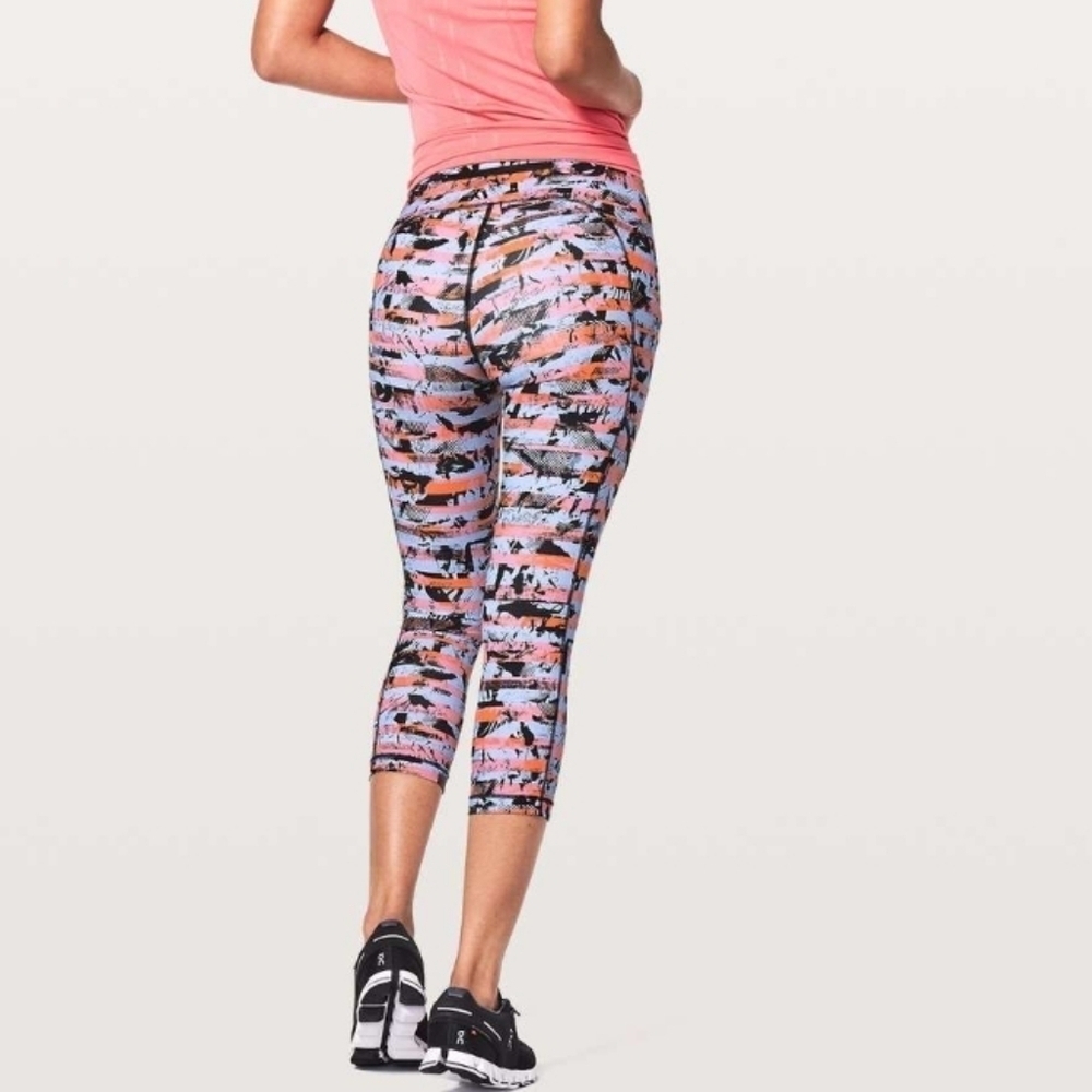 Lululemon speed Up Crop Sz 2 inversion Multi 21"